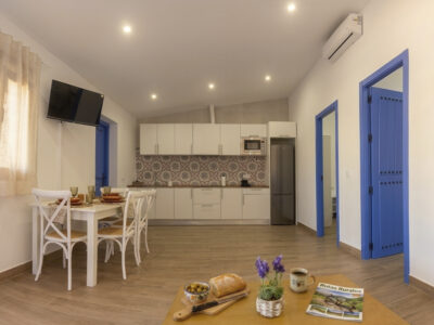 Apartamento turístico con cocina moderna, comedor y aire acondicionado en Puerto Lápice.