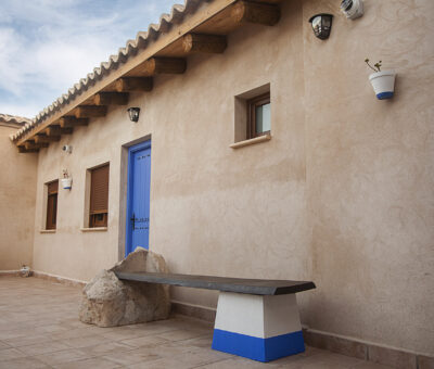 Alojamiento con piscina en Puerto Lápice, Ciudad Real, con piscina y arquitectura manchega.