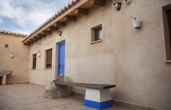 Alojamiento con piscina en Puerto Lápice, Ciudad Real, con piscina y arquitectura manchega.