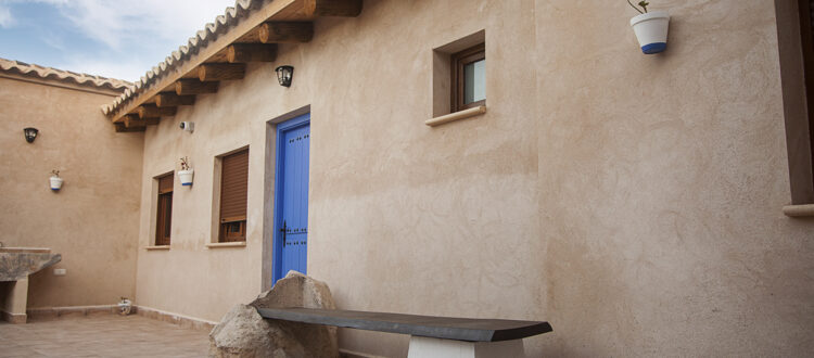 Alojamiento con piscina en Puerto Lápice, Ciudad Real, con piscina y arquitectura manchega.