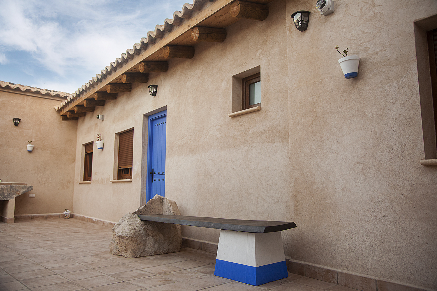 Alojamiento con piscina en Puerto Lápice, Ciudad Real, con piscina y arquitectura manchega.