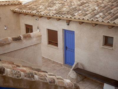Tejados de teja antigua y patio central de alojamiento rural en Puerto Lápice, Ciudad Real.